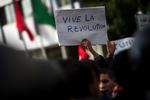 revolution. »Længe leve revolutionen«, siger et af de mange skilte, som demonstratner i Tunis lufter i disse dage. Uroen i landet har kostet over 100 menneskeliv de senste uger. 