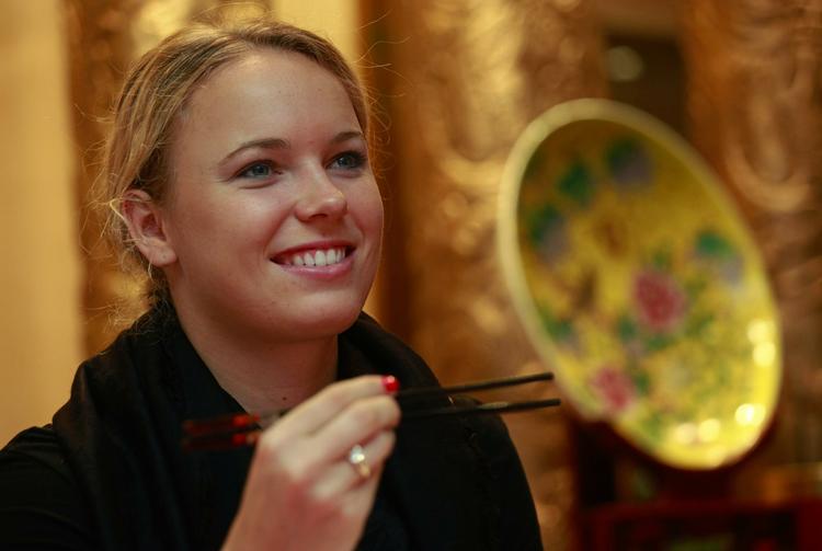 spisepinde. Caroline Wozniacki er i Hong Kong til en opvisningsturnering, før det hårde tennisliv genoptages. 