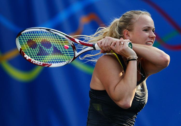 fejlslag. Caroline Wozniacki havde ikke sin bedste dag, da Vera Zvonareva satte danskeren på plads med en sikker sejr. 