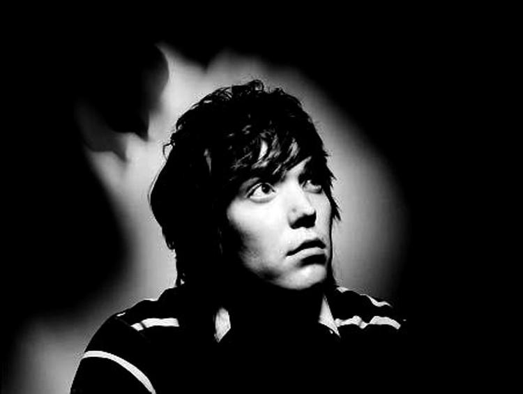 Eventyrer. Bag navnet Brother Grimm  gemmer sig den 29-årige Asbjørn Auring Grimm. Han kommer oprindelig fra Aarhus, og før han sprang ud som rapper, var han forsanger i bandet Decorate Decorate og bestyrede en indieklub i Stengade 30. PR-foto 