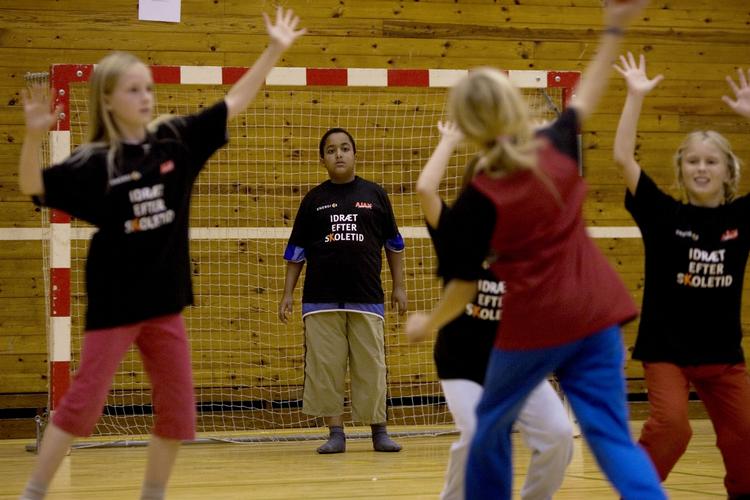 tilsvining. Det er for sjov, men forældrenes ambitioner og indblanding i børnenes spil på banen tager alt for ofte overhånd. 