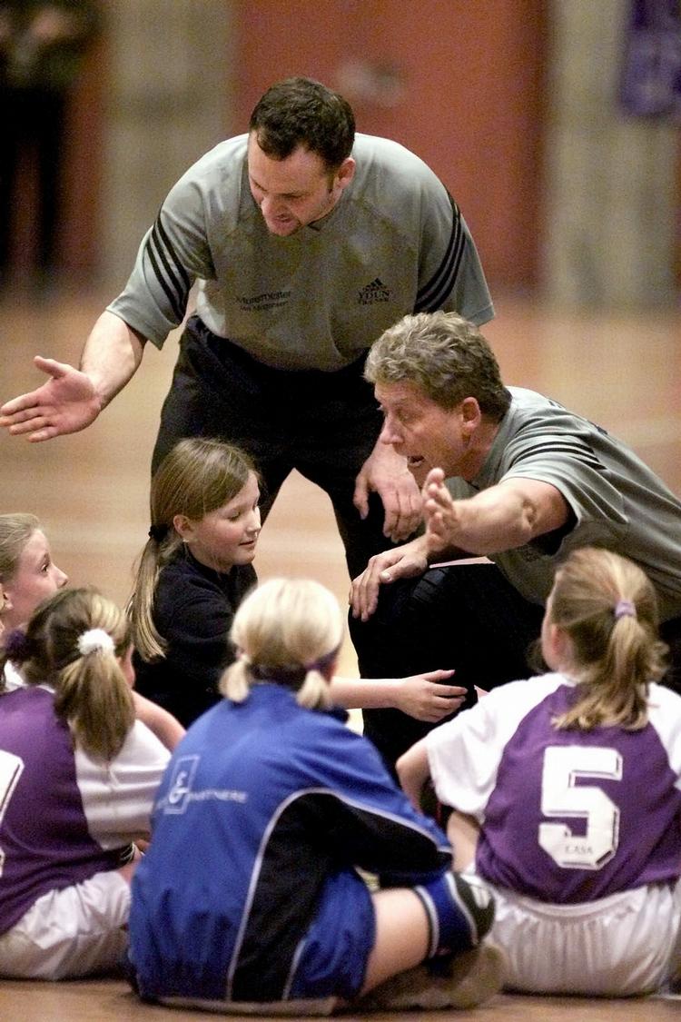 Fairplay. DHF vil af med aggressive trænere og tilskuere i håndboldhallen. Arkivfoto fra en lilleputkamp. 