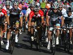surt. Lance Armstrong (midt) under prologen i Tour Down Under. Amerikaneren fik ikke den ønskede succes under afskedsløbet. 