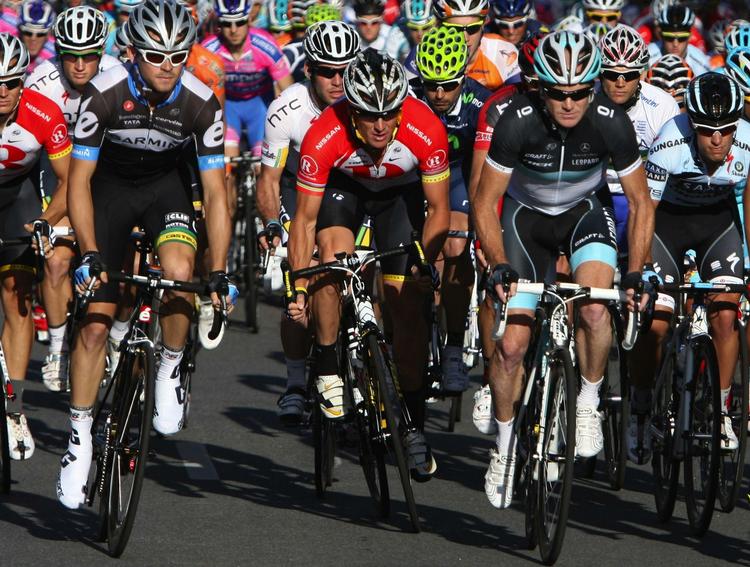 surt. Lance Armstrong (midt) under prologen i Tour Down Under. Amerikaneren fik ikke den ønskede succes under afskedsløbet. 