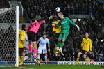 pokalfight. Kasper Schmeichel gik med i angreb på et hjørnespark til Leeds sidst i opgøret mod Arsenal. 
