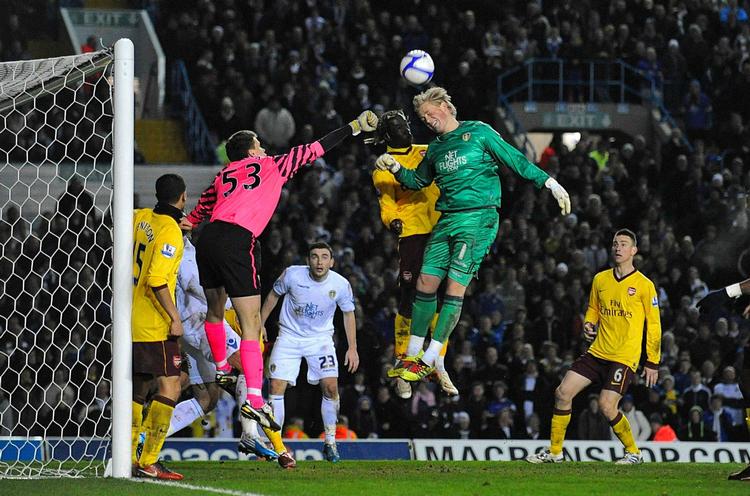 pokalfight. Kasper Schmeichel gik med i angreb på et hjørnespark til Leeds sidst i opgøret mod Arsenal. 