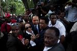 EKSDIKTATOR. Jean-Claude Duvalier, "Baby Doc", ses her i midten ved siden af sin partner, Veronique Roy, efter afhøringer i retten i Port-au-Prince. 