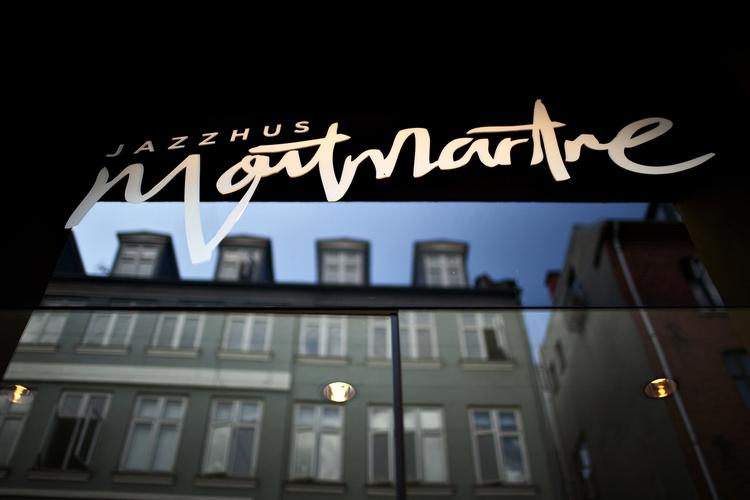 Montmartres overboere har et stående tilbud om at komme ned og være med i festen, så længe spillestedet ikke kan overholde støj-regulativerne. 