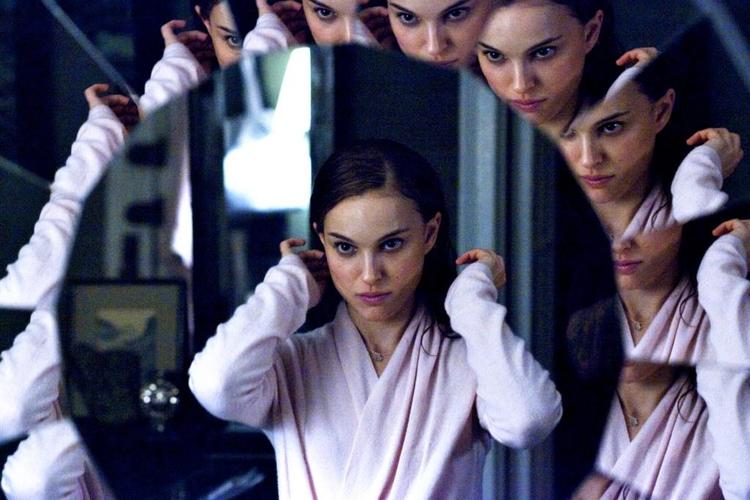 Natalie Portman har netop vundet en Golden Globe for sin hovedrolle i 'Black Swan', hvor hun får godt brug for barndommens ballettimer. Men portrættet af det skizofrene, paranoide stjerneskud er for enstrenget i længden. 