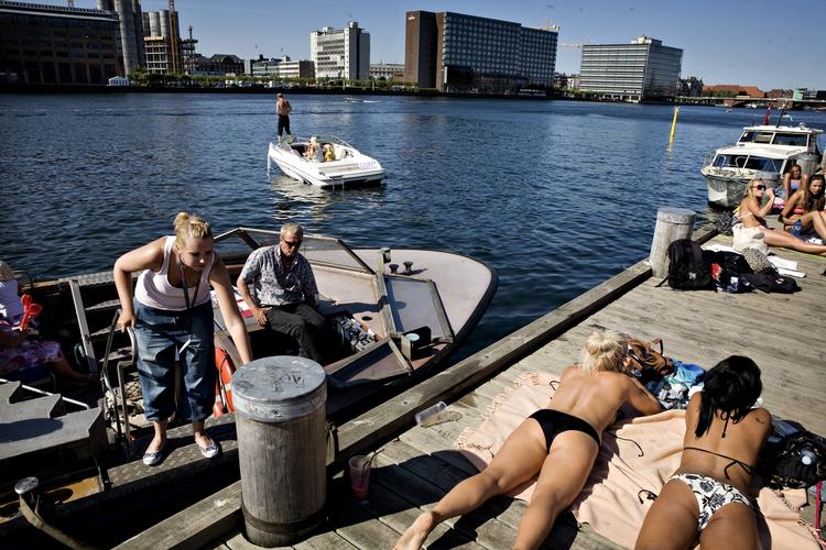Pyh. Solbadere på havnebadet ved Islands Brygge i København i august sidste år. 