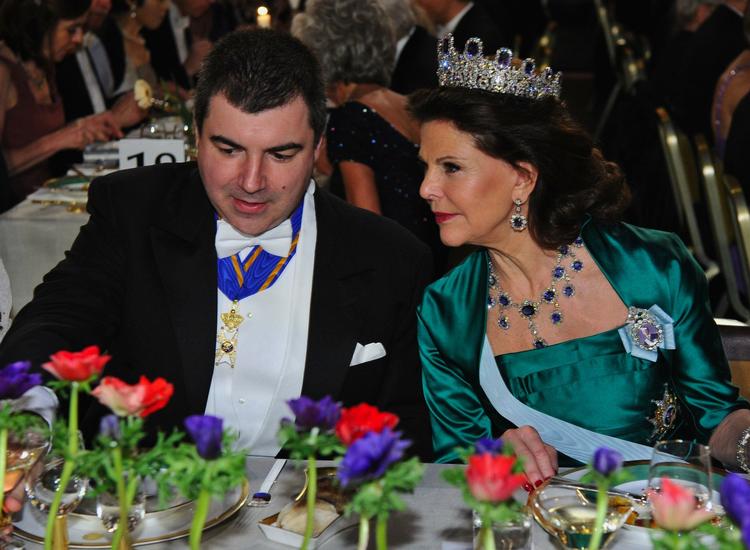 modvind. Sveriges dronning Silvia er kommet i modvind i den svenske presse efter en personlig henvendelse til TV4, der bragte en kritisk udsendelse om hendes fars fortid blandt nazister. Dronningen ses her i selskab med fysikeren Konstantin Novoselov i forbindelse med Nobelprisfesten i december sidste år. 