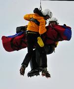 musefælden. Hans Grugger fra Østrig løftes bort i en helikopter efter et voldsomt styrt på løjpen under træning til styrtløbet i Kitzbühel. 