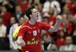 lurer. Hans Lindberg melder sig klar til at snøre Kroatiens målmand  Mirko Alilovic. 
