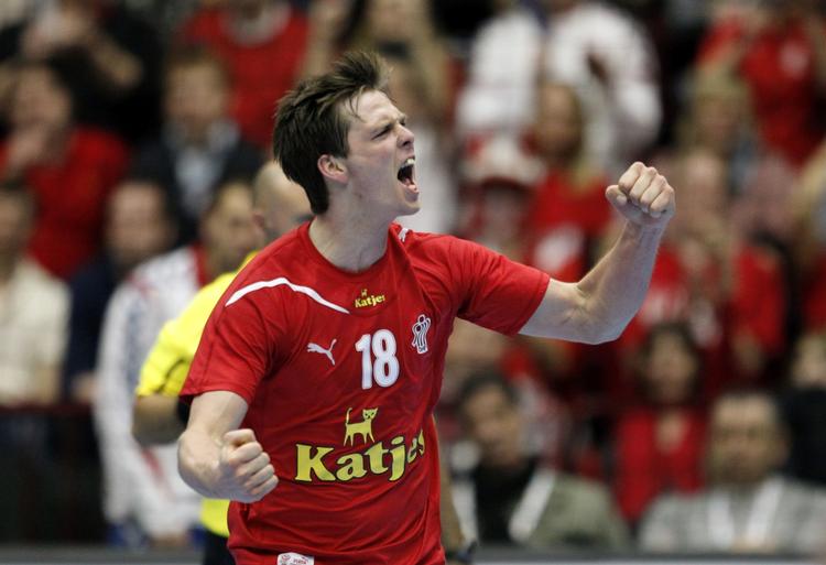 lurer. Hans Lindberg melder sig klar til at snøre Kroatiens målmand  Mirko Alilovic. 