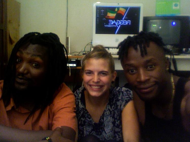Tillykke. Carla Cecilia Greiber sammen med zambianerne Mosten Mutale og Mark Mwanamwalye. Trioen står bag vinderfilmen Condomize Zambia. 