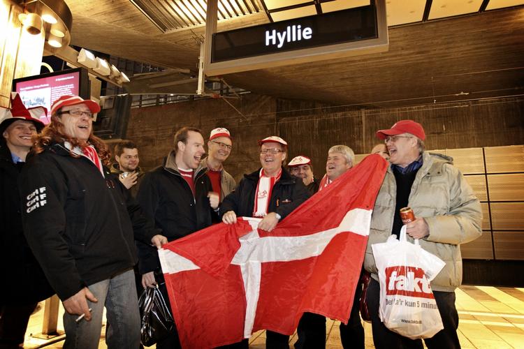 Herretur. Gruppen fra Næstved havde fyldt Fakta-posen godt op med dåseøl. 