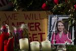 HÅB. Beboerne i Tucson har bedt for Gabrielle Giffords, siden hun blev skudt ned på klos hold for 12 dage siden. Nu kan nu gå igen. 