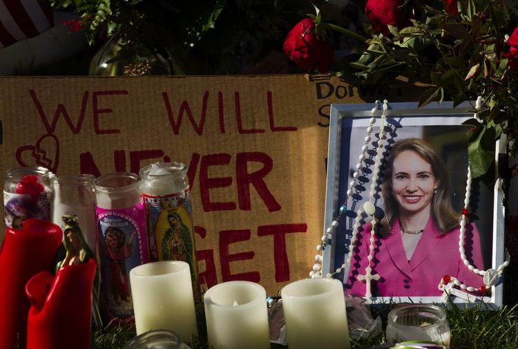HÅB. Beboerne i Tucson har bedt for Gabrielle Giffords, siden hun blev skudt ned på klos hold for 12 dage siden. Nu kan nu gå igen. 