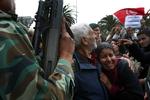 Vrede. Demonstranter portesterer i Tunis. I dag har urolighederne spredt sig til andre dele af landet. 
