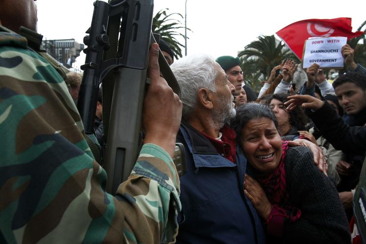Vrede. Demonstranter portesterer i Tunis. I dag har urolighederne spredt sig til andre dele af landet. 