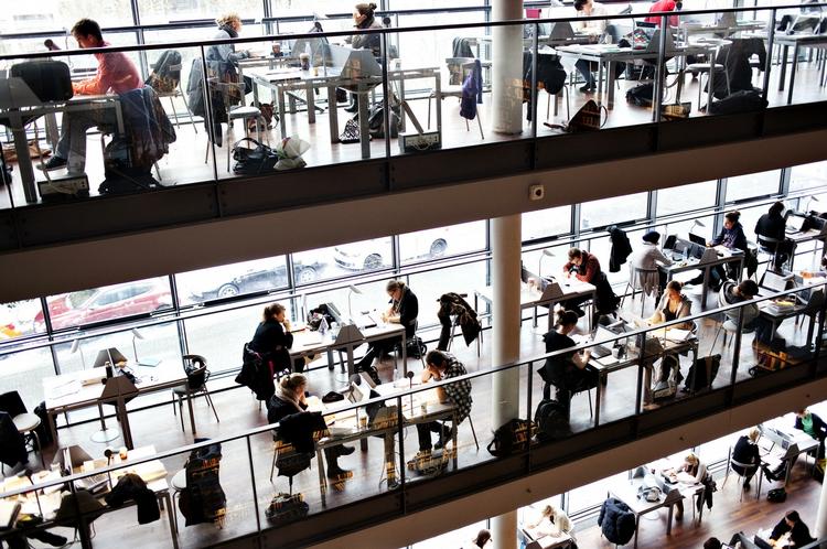 DISCOUNT. Regeringen vil indføre etårige kandidatuddannelser, men kritikere mener, at det vil føre til discountuddannelserne. 