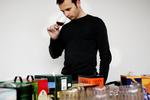 Bag-in-box vinene får en hård bedømmelse i en ny smagstest. Her smager vinkenderen Kristian Worsøe Andersen på de udskældte vine i en anden smagstest. 