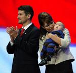 Idyl? Sarah Palin sammen med sin mand, Todd, og parrets lille søn Trig fotograferet i 2008, hvor hun kandiderede til at blive vicepræsident i USA. 