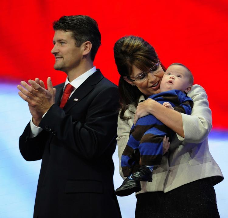 Idyl? Sarah Palin sammen med sin mand, Todd, og parrets lille søn Trig fotograferet i 2008, hvor hun kandiderede til at blive vicepræsident i USA. 