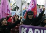 Protest. Tyrkiske kvinder under en demonstration mod vold mod kvinder i Ankara i november sidste år. 