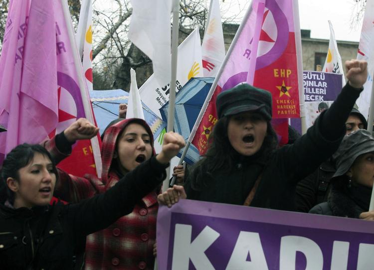 Protest. Tyrkiske kvinder under en demonstration mod vold mod kvinder i Ankara i november sidste år. 
