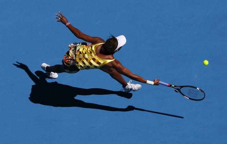 Flyvefærdig. Venus Williams mens hun stadig var flyvende i onsdagens anden runde-kamp i Australian Open. I dag måtte hun trække sig med en skade. 
