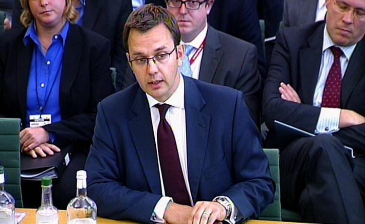 Ansvar. Tidligere chefredaktør Andy Coulson forlod News of the World efter ballade om aflytning af kendte og kongelige. Nu koster skandalen ham også jobbet som spindoktor for premierminister Cameron. 
