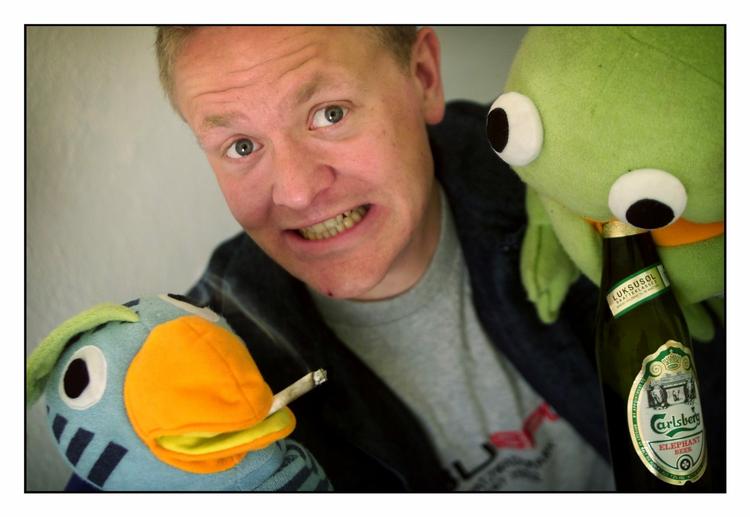 kritik. DR er ikke gode nok til at samarbejde, mener producent. På billedet lokkes Kaj og Andrea på afveje af Anders "Anden" Matthesen. 