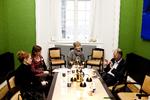 Uenighed. Inger Støjberg (længst til venstre) og Villy Søvndal mødtes forleden med to Politiken-læsere for at diskutere efterløn. Nu strides de to politikere om SF's job-politik. 