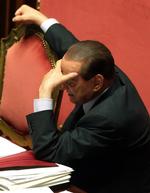 presset. Den italienske ministerpræsident, Silvio Berlusconi, er en presset mand. De italienske aviser - også dem, som elers plejer at støtte landets førstemand - flyder i disse dage over med intime afsløringer fra Berlusconis sexliv. Anklagemynigheden i Milano mener, at Berlusconi har haft et ulovligt seksuelt forhold til en mindreårig kvinde. 