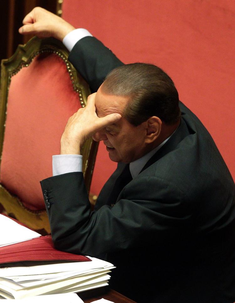 presset. Den italienske ministerpræsident, Silvio Berlusconi, er en presset mand. De italienske aviser - også dem, som elers plejer at støtte landets førstemand - flyder i disse dage over med intime afsløringer fra Berlusconis sexliv. Anklagemynigheden i Milano mener, at Berlusconi har haft et ulovligt seksuelt forhold til en mindreårig kvinde. 