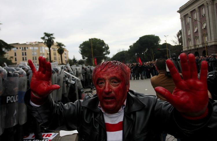 Blodigt. Det skulle have været fredeligt, men dagens demonstration i Tirana endte voldeligt. 
