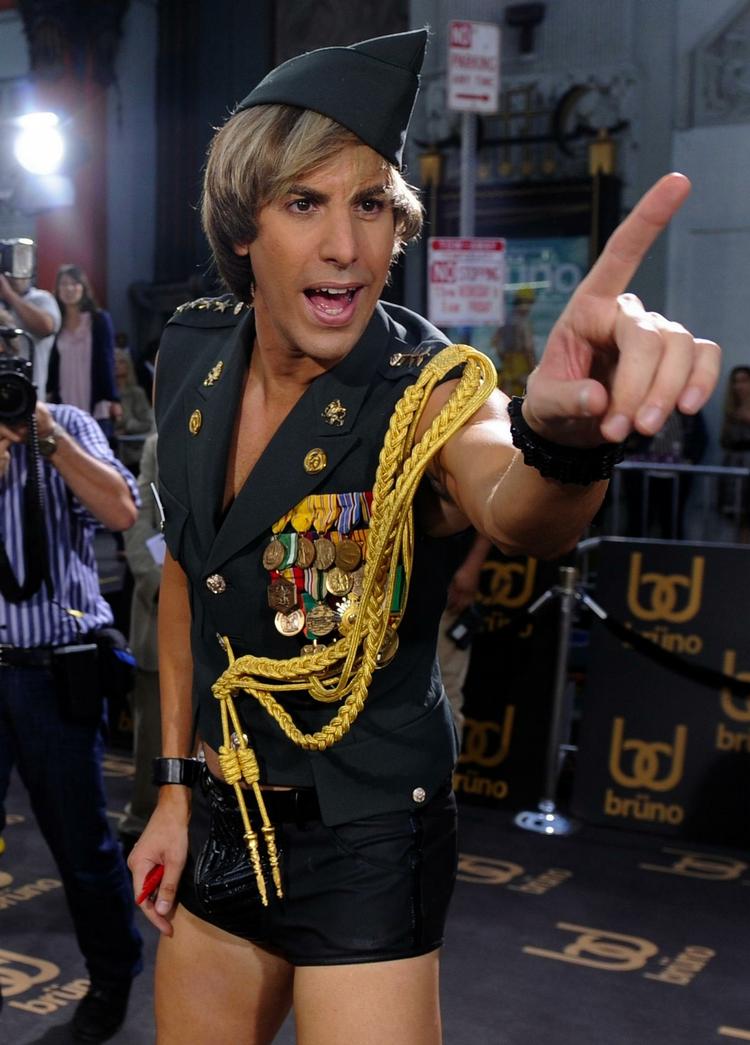 vovet. Sascha Baron Cohen eksperimenterede allerede med det militære i rollen som den østrigske superfashionista Brüno. Her i et flamboyant gallasæt af en ukendt designer. 