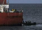 BEFRIELSE. Sydkoreanske frømænd bordede i fredags en kemikalietanker for at befri besætningen fra en sørøverbande. Otte pirater blev skudt, mens kun et besætningsmedlem kom til skade ved aktionen. 