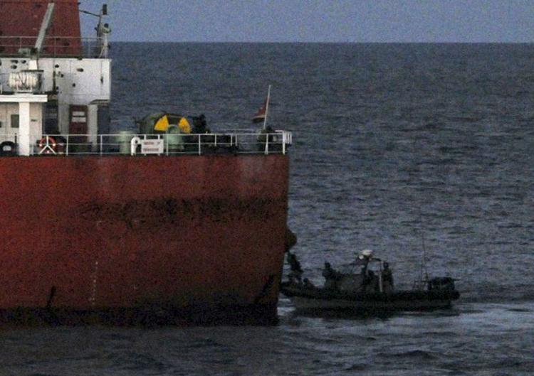BEFRIELSE. Sydkoreanske frømænd bordede i fredags en kemikalietanker for at befri besætningen fra en sørøverbande. Otte pirater blev skudt, mens kun et besætningsmedlem kom til skade ved aktionen. 