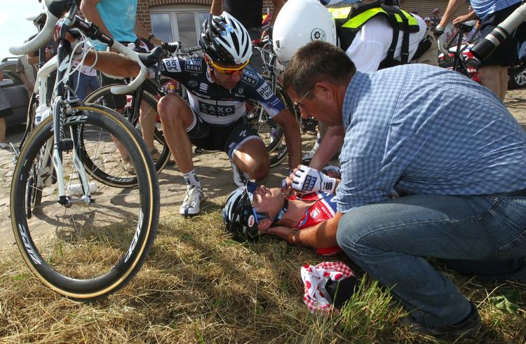 Styrt. Den frygtede Arenberg-etape under sidste års Tour de France blev fatal for Fränk Schleck, som røg i brostenene og brækkede kravebenet. 