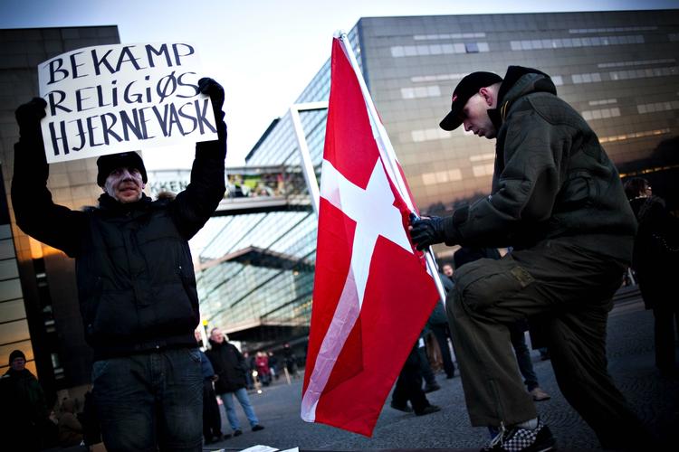 Modtræk. Demonstranter argumenterede imod Hizb Ut-Tahirs møde i den Sorte Diamant. 