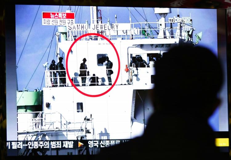 Befrielsesaktion. Sydkoreansk tv viste billeder fra militærets angreb på de somaliske pirater. 