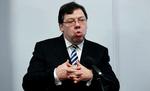 Afgående. Brian Cowen fortsætter som premierminister indtil valget i marts, men han vil give sit parti tid til at finde en ny leder. 
