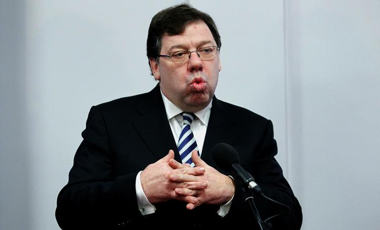 Afgående. Brian Cowen fortsætter som premierminister indtil valget i marts, men han vil give sit parti tid til at finde en ny leder. 