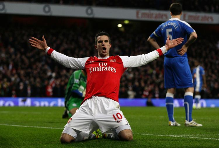 hattrick. Et brændt straffespark, et skud på stolpen - og tre mål. Robbie van Persie var her, der og allevegne i Arsenals 3-0-sejr. 