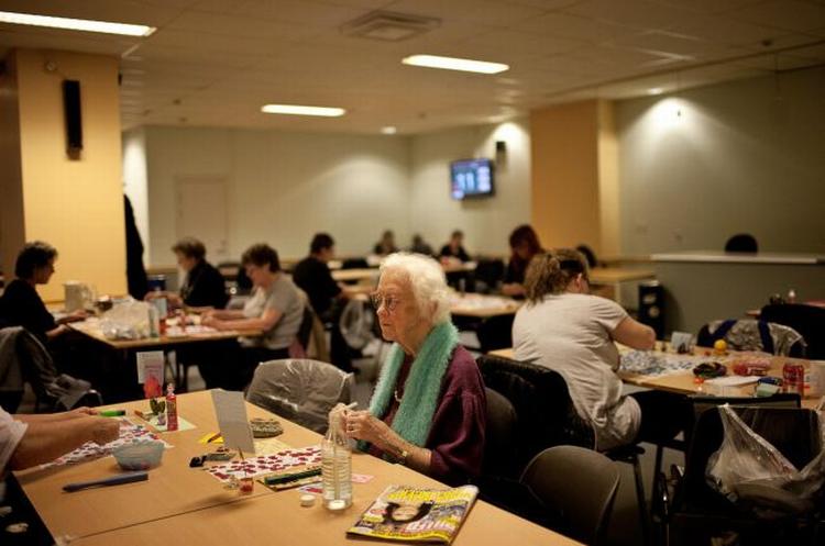 I en halvtom håndboldhal spilles der bingo alle ugens dage. 