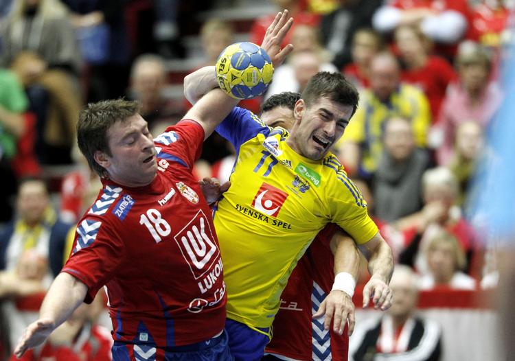 Nærkamp. Svenske Dalibor Doder kæmper for at komme igennem det rødklædte, serbiske forsvar. 