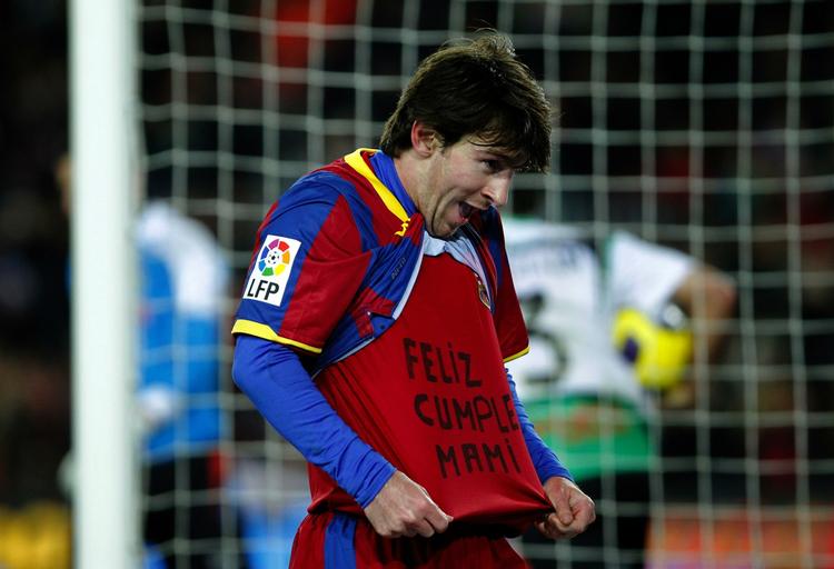 tillykke. Efter sin 2-0-scoring på straffespark sendte Lionel Messi en fødselsdagshilsen til sin mor på denne måde. 