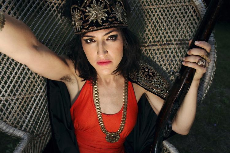 Nyt. Noget er  forandret, når Joan As Police Woman alias Joan Wasser på sit nye udspil slår gnister og er mere forførende end bedrøvende. Foto: VME/PR 